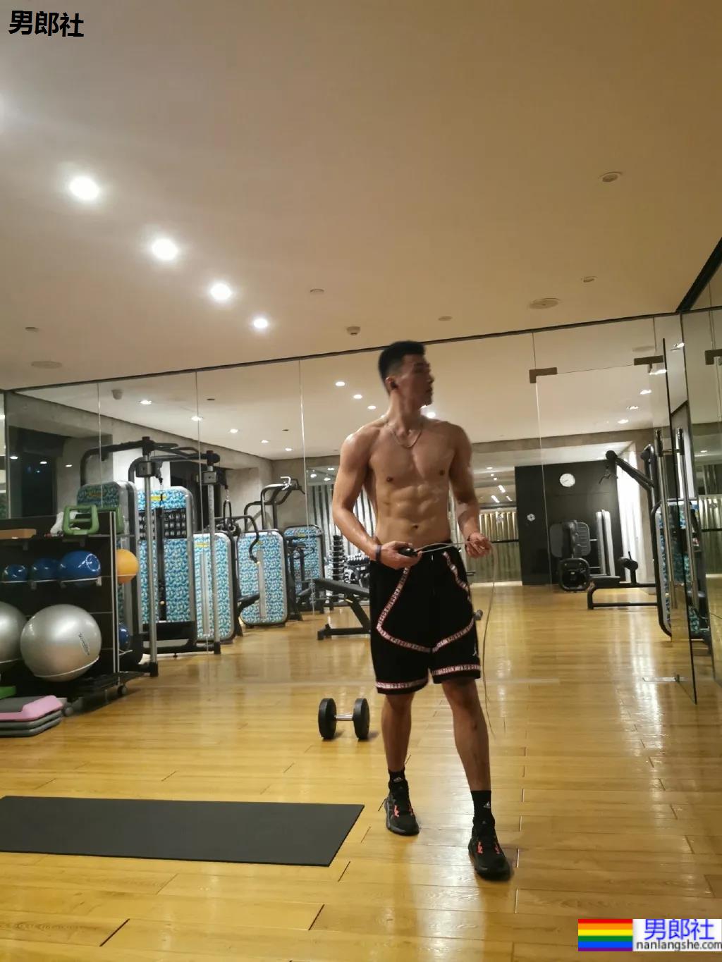 健身房遇见的198CM体育生，穿黑短裤真没让人失望 - 51虹马