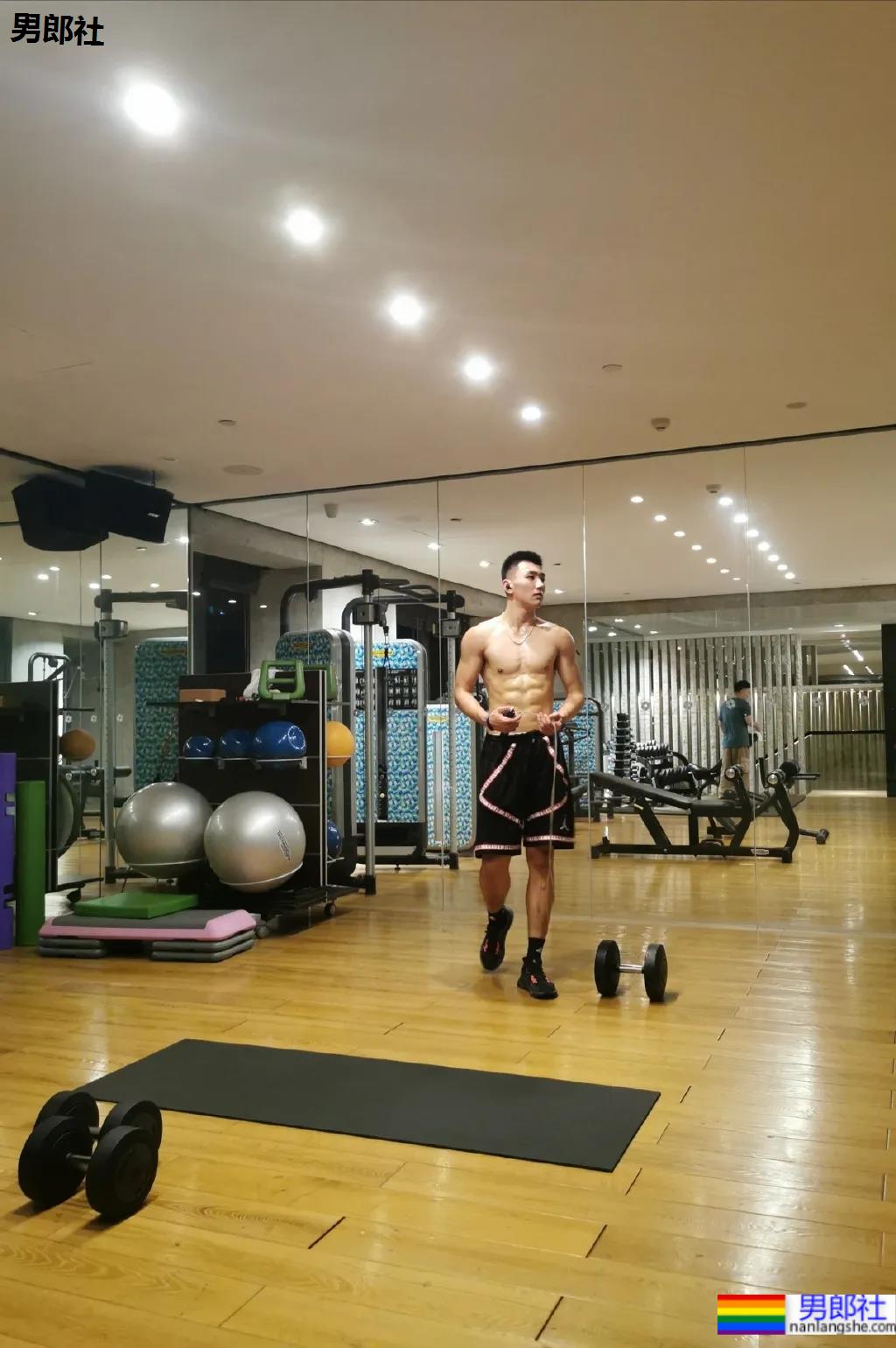 健身房遇见的198CM体育生，穿黑短裤真没让人失望 - 51虹马