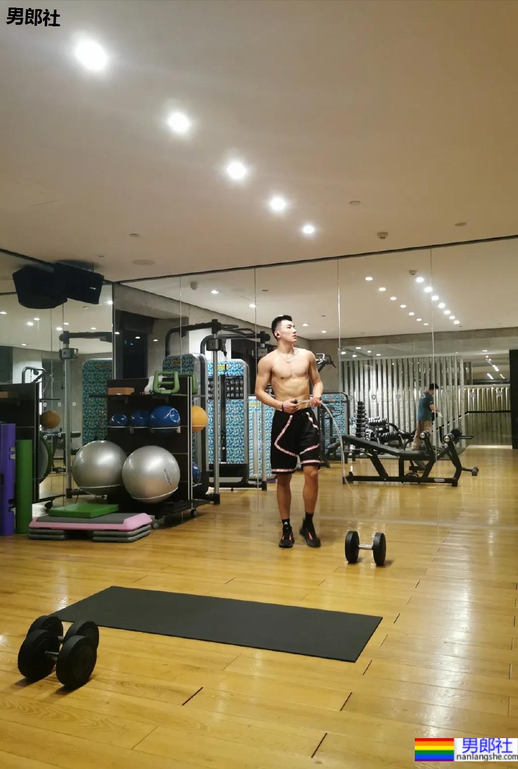 健身房遇见的198CM体育生，穿黑短裤真没让人失望 - 51虹马