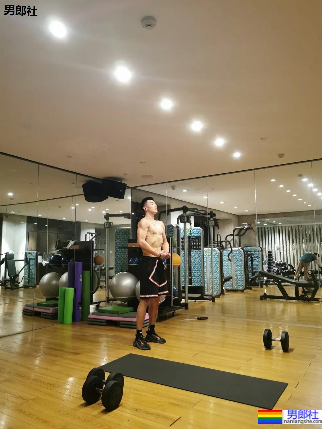 健身房遇见的198CM体育生，穿黑短裤真没让人失望 - 51虹马