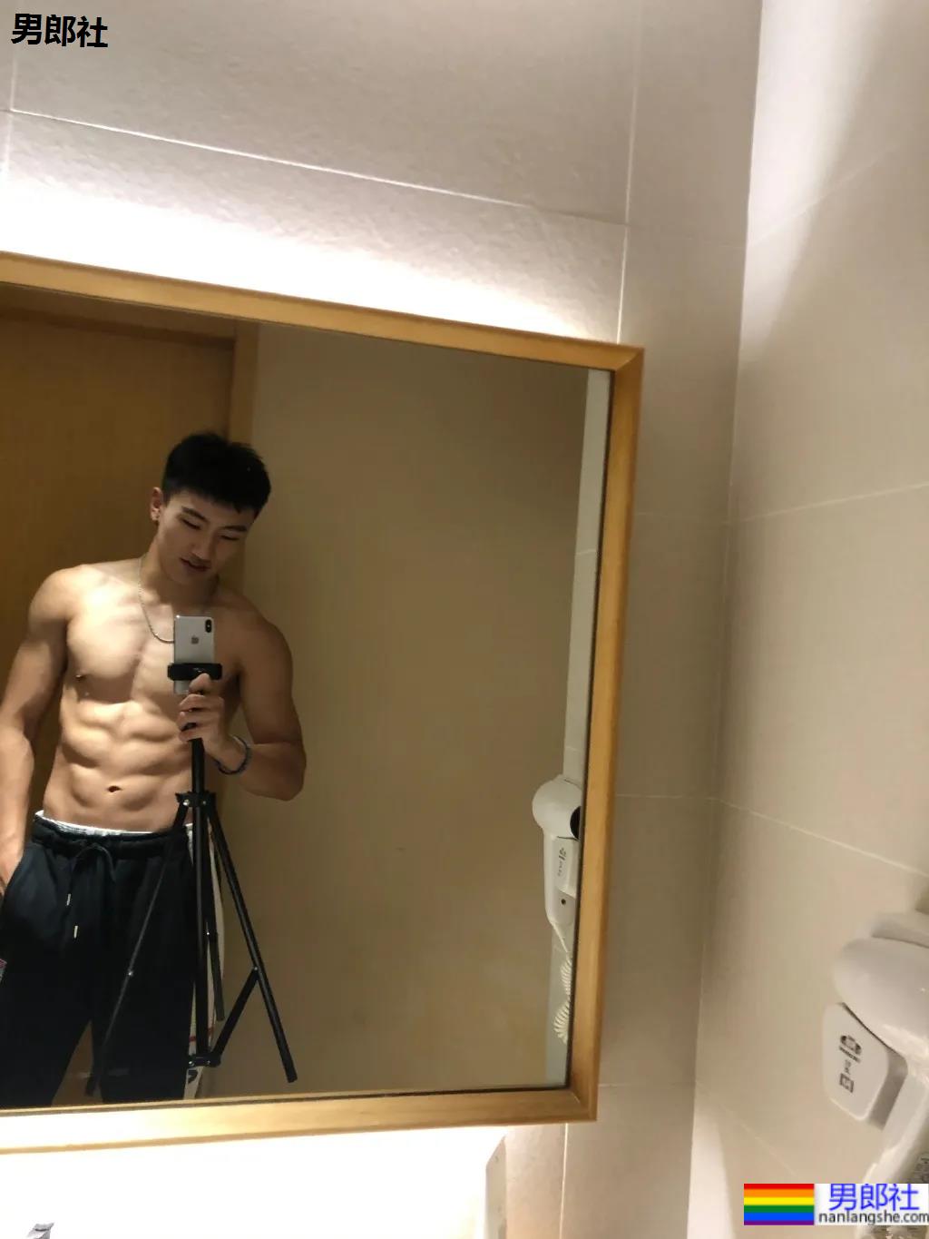 健身房遇见的198CM体育生，穿黑短裤真没让人失望 - 51虹马