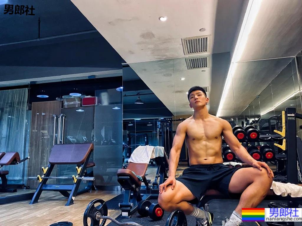 健身房遇见的198CM体育生，穿黑短裤真没让人失望 - 51虹马