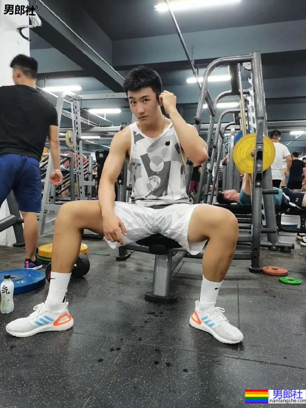 健身房遇见的198CM体育生，穿黑短裤真没让人失望 - 51虹马