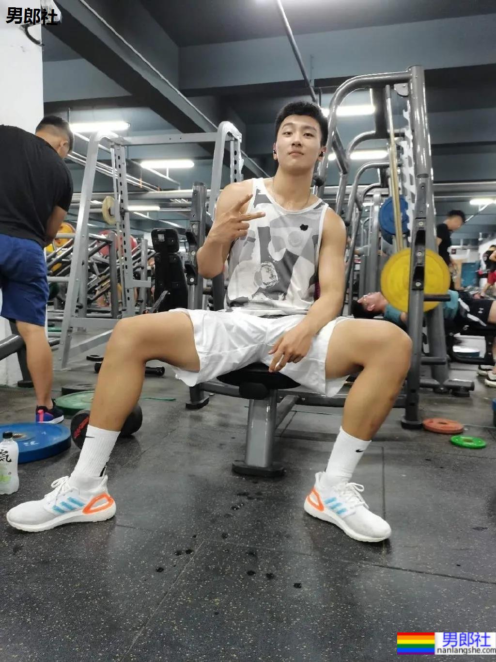 健身房遇见的198CM体育生，穿黑短裤真没让人失望 - 51虹马