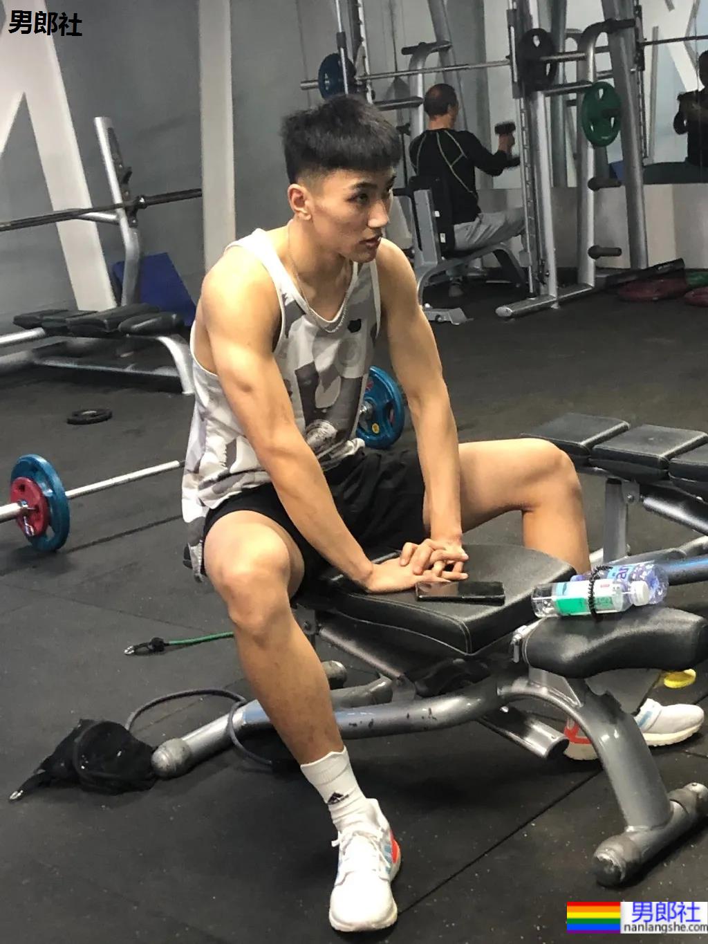 健身房遇见的198CM体育生，穿黑短裤真没让人失望 - 51虹马