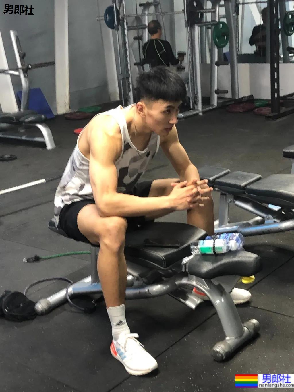 健身房遇见的198CM体育生，穿黑短裤真没让人失望 - 51虹马