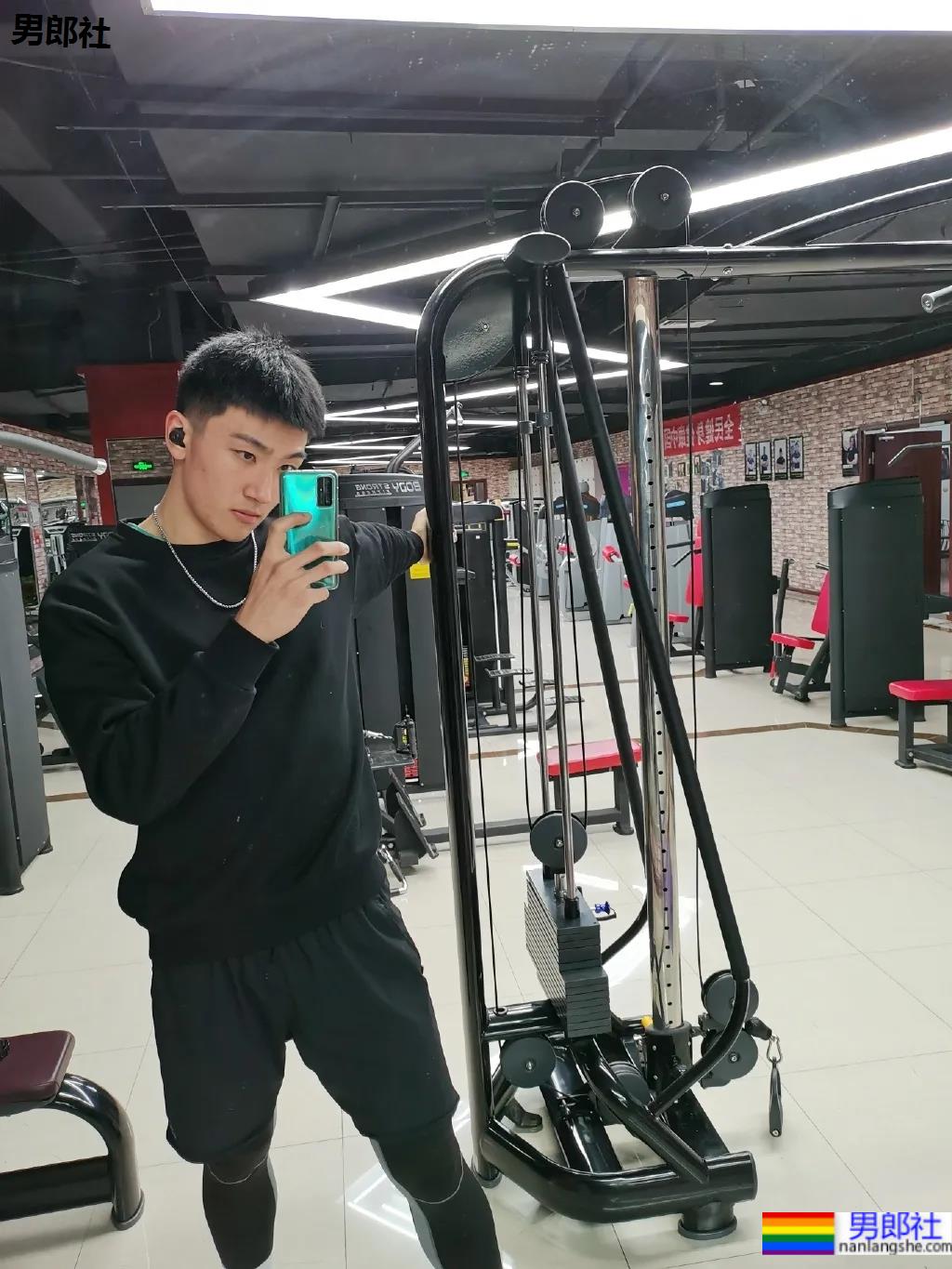 健身房遇见的198CM体育生，穿黑短裤真没让人失望 - 51虹马