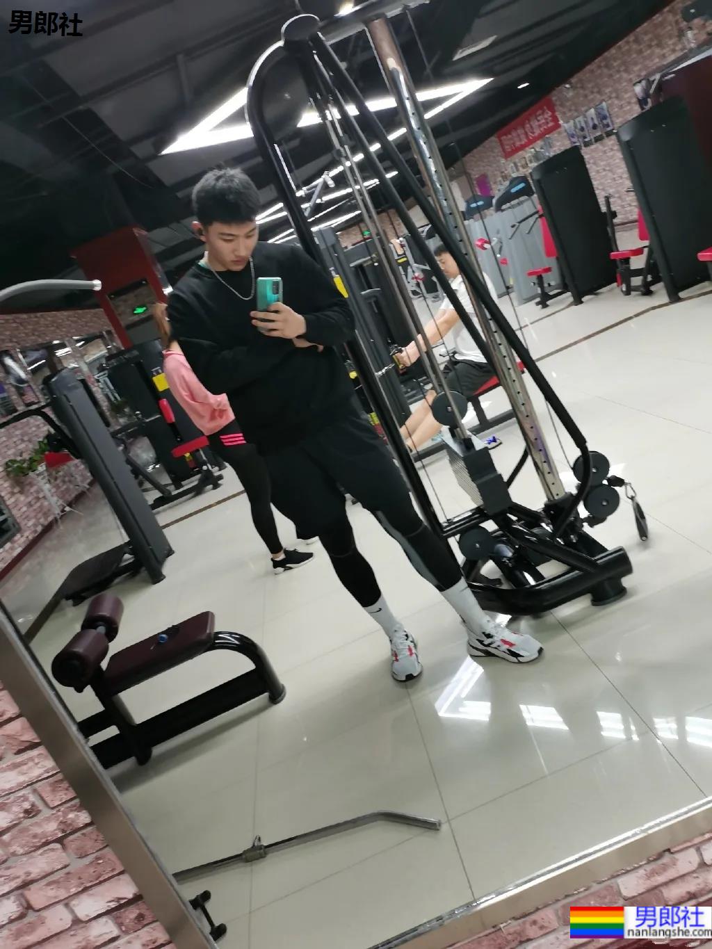 健身房遇见的198CM体育生，穿黑短裤真没让人失望 - 51虹马