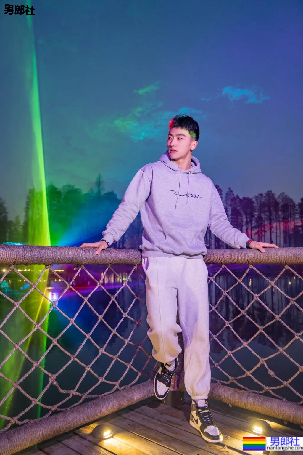 健身房遇见的198CM体育生，穿黑短裤真没让人失望 - 51虹马