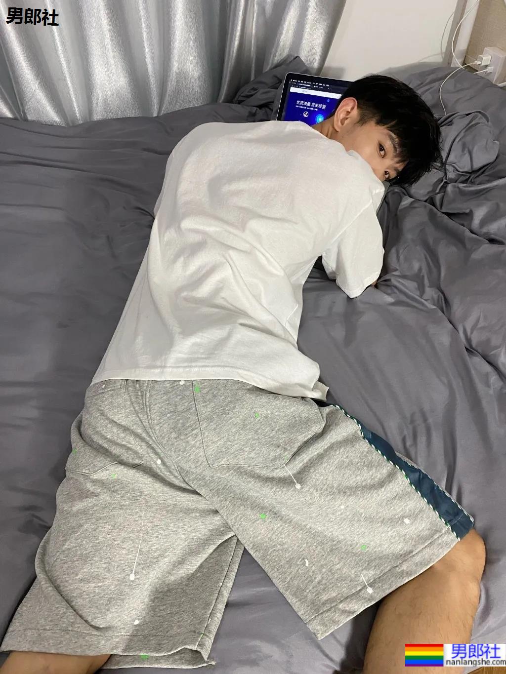 薄肌小狼狗自拍照被疯传，这腹肌看起来嘎嘣脆！ - 51虹马