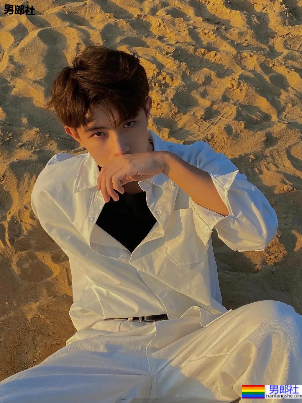 薄肌小狼狗自拍照被疯传，这腹肌看起来嘎嘣脆！ - 51虹马