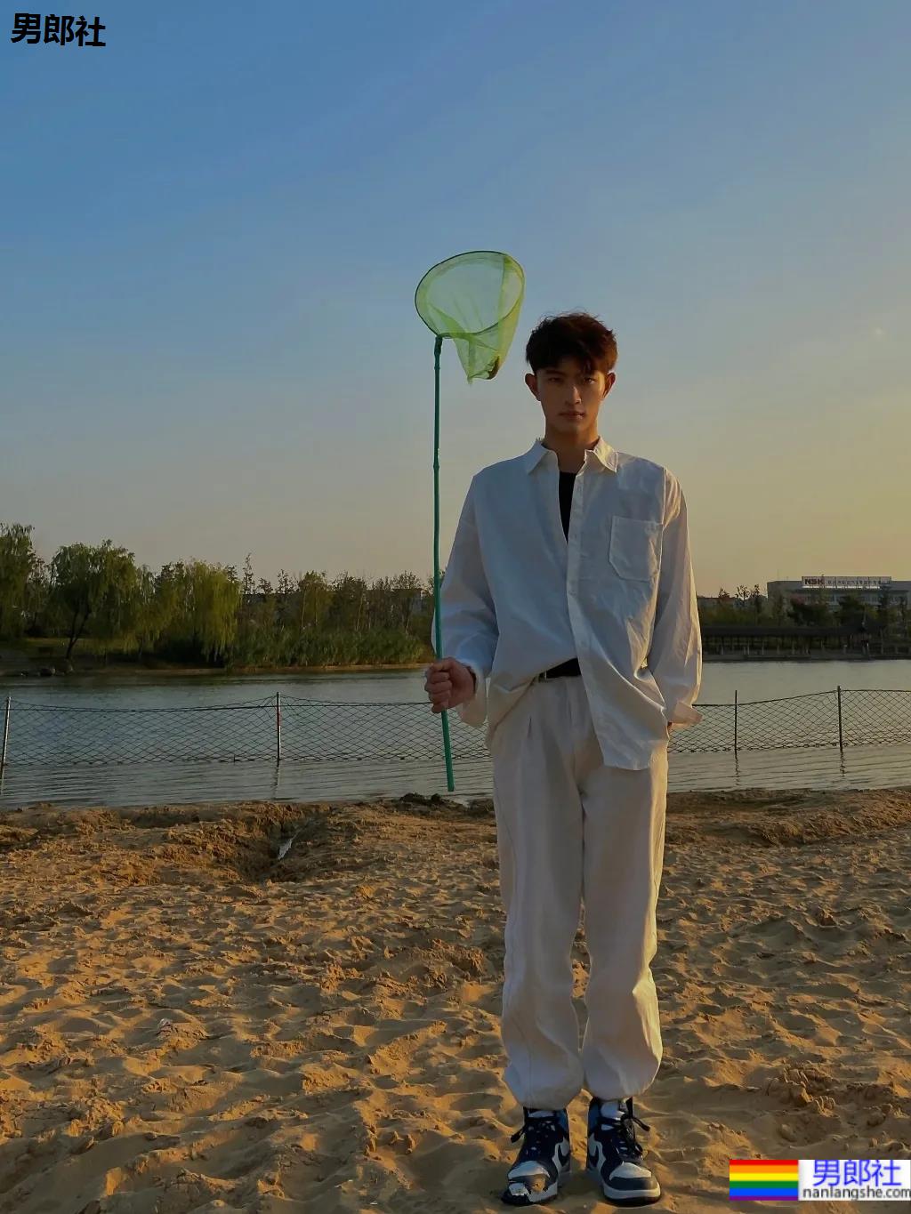 薄肌小狼狗自拍照被疯传，这腹肌看起来嘎嘣脆！ - 51虹马