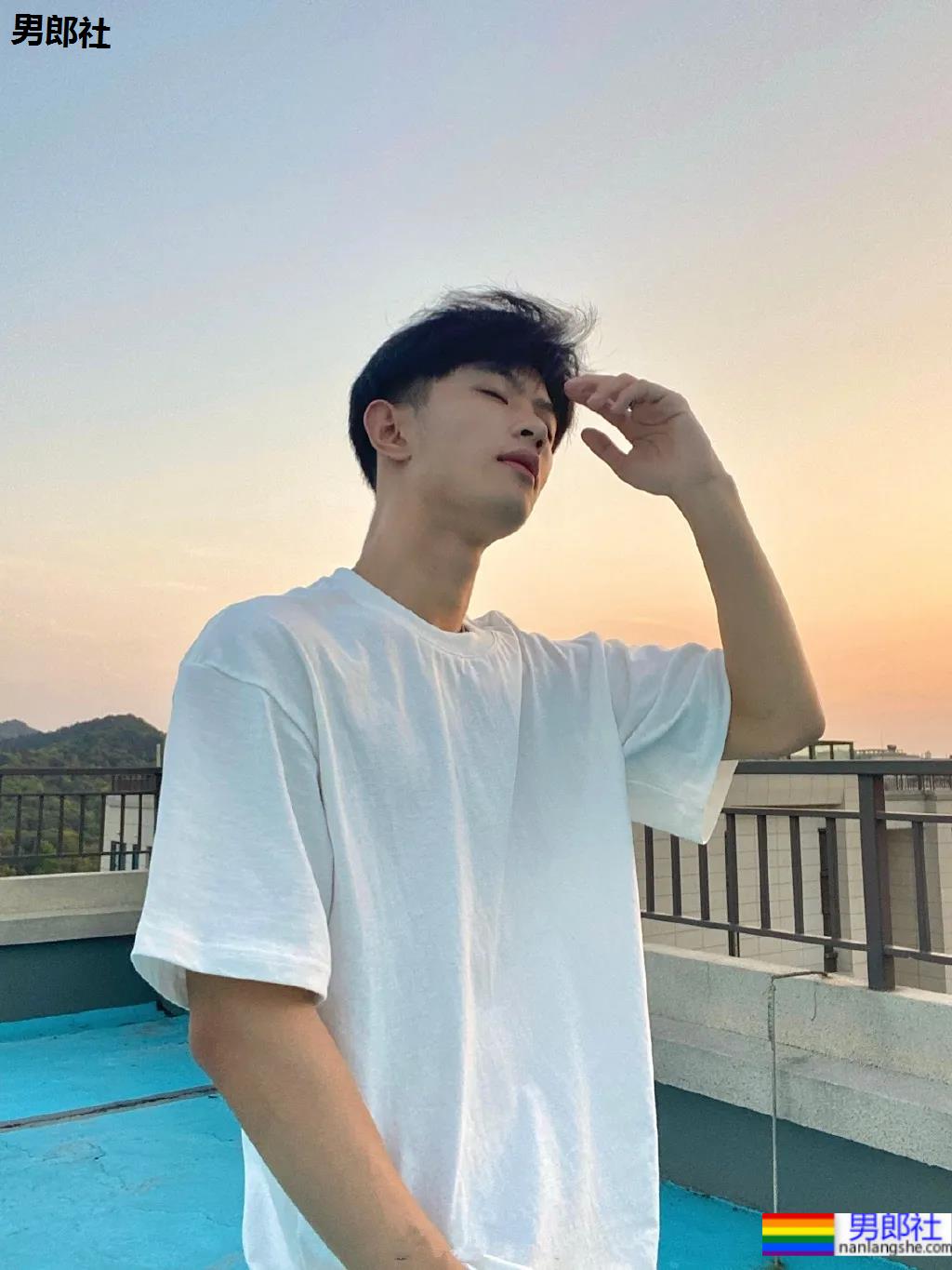 薄肌小狼狗自拍照被疯传，这腹肌看起来嘎嘣脆！ - 51虹马