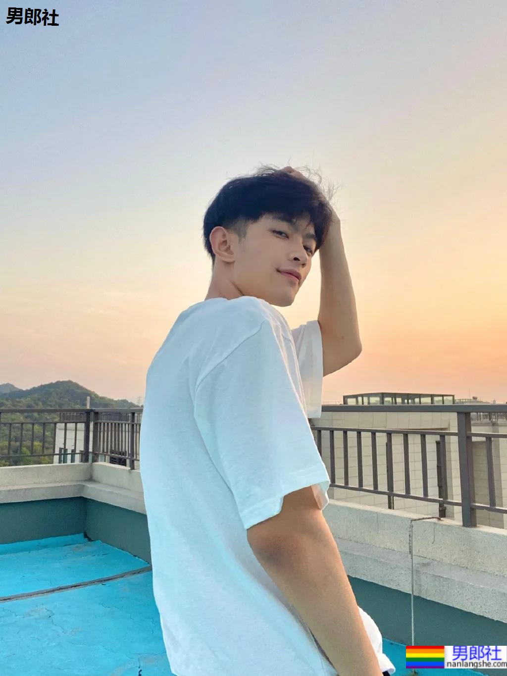 薄肌小狼狗自拍照被疯传，这腹肌看起来嘎嘣脆！ - 51虹马