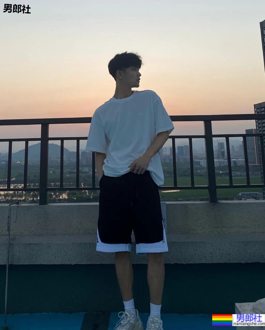 薄肌小狼狗自拍照被疯传，这腹肌看起来嘎嘣脆！ - 51虹马