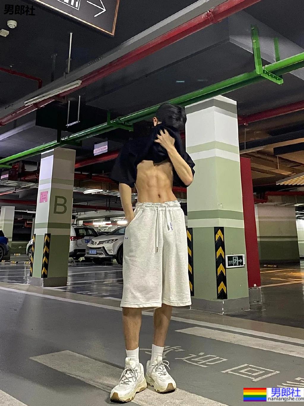 薄肌小狼狗自拍照被疯传，这腹肌看起来嘎嘣脆！ - 51虹马