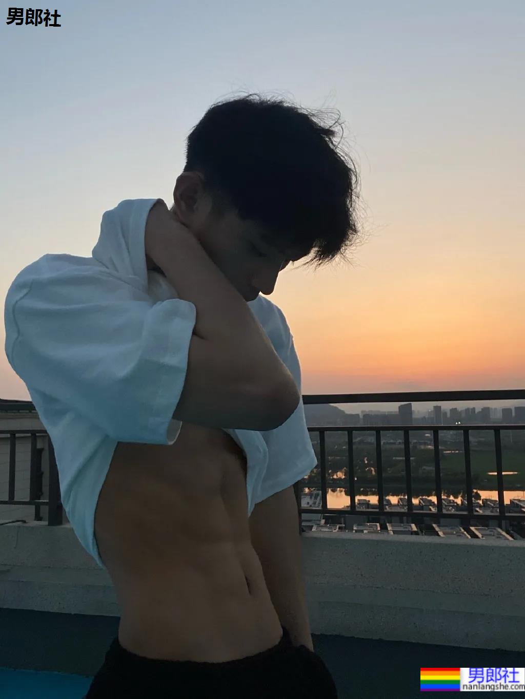 薄肌小狼狗自拍照被疯传，这腹肌看起来嘎嘣脆！ - 51虹马