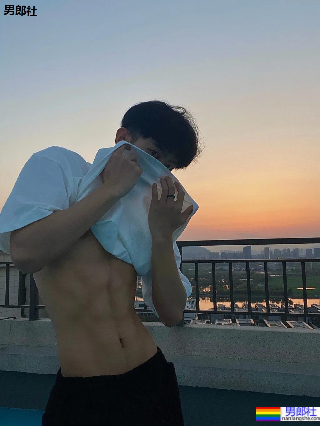 薄肌小狼狗自拍照被疯传，这腹肌看起来嘎嘣脆！ - 51虹马