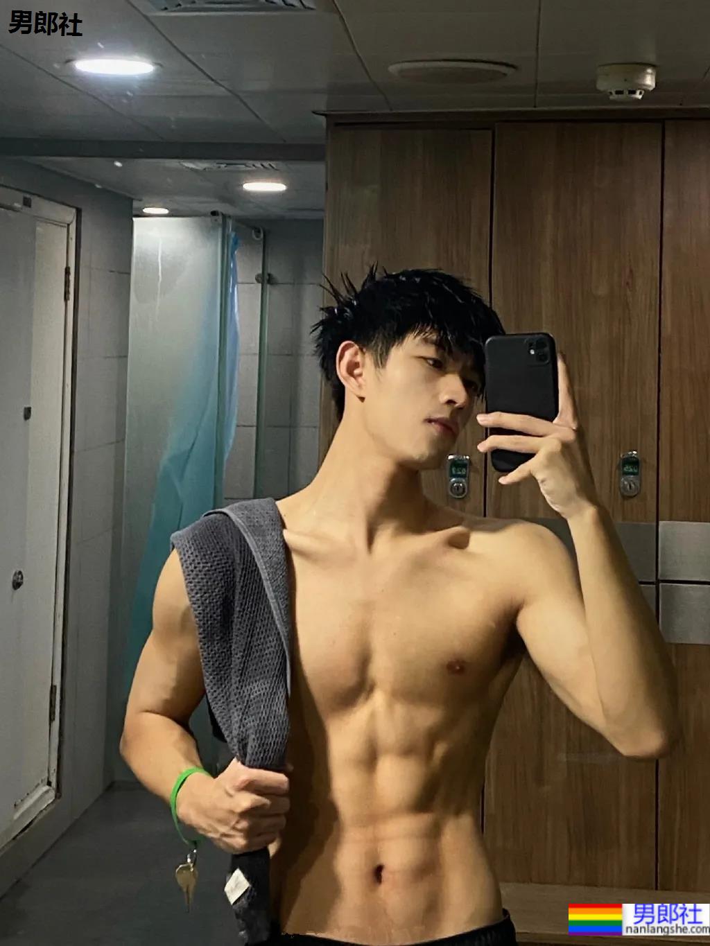 薄肌小狼狗自拍照被疯传，这腹肌看起来嘎嘣脆！ - 51虹马