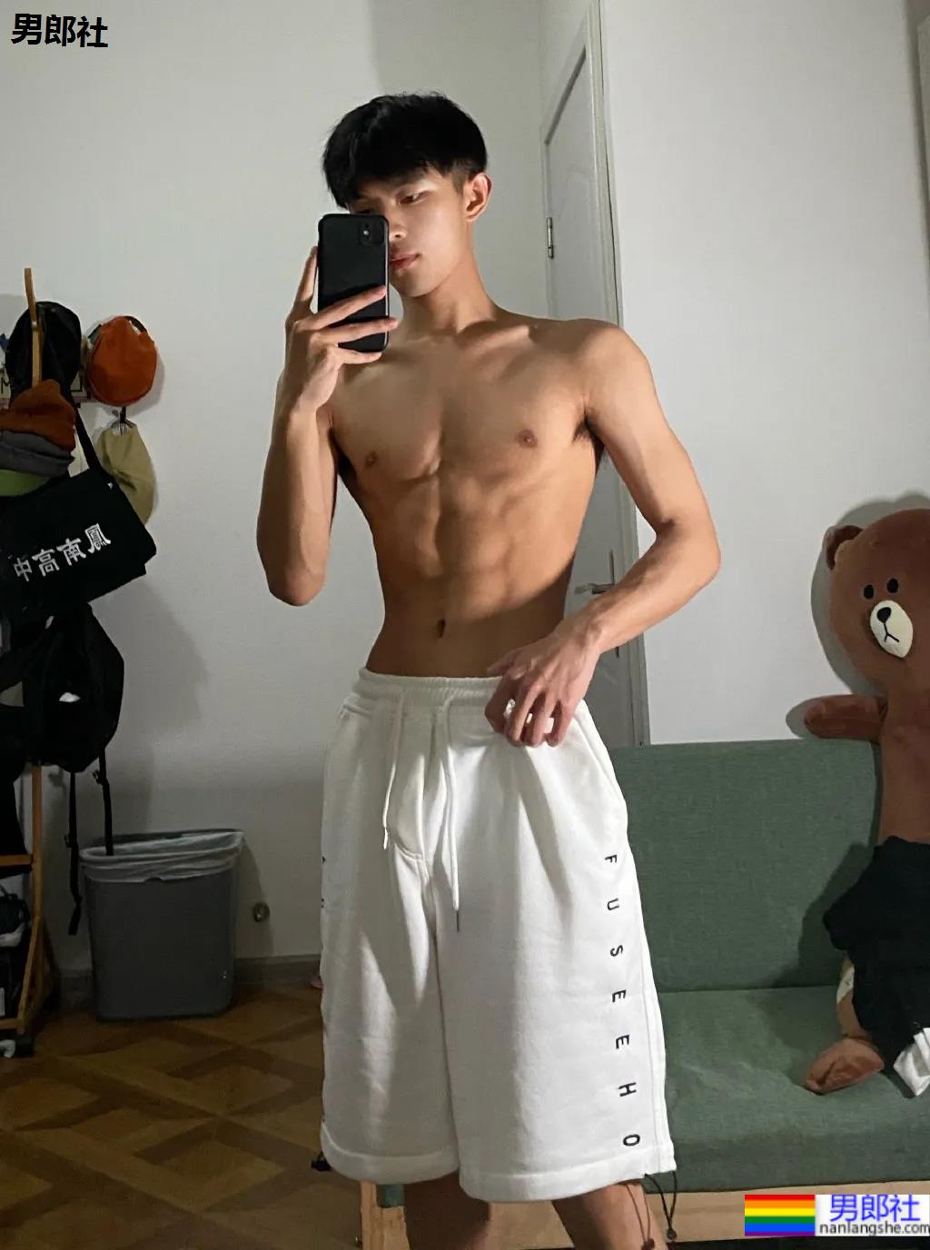 薄肌小狼狗自拍照被疯传，这腹肌看起来嘎嘣脆！ - 51虹马