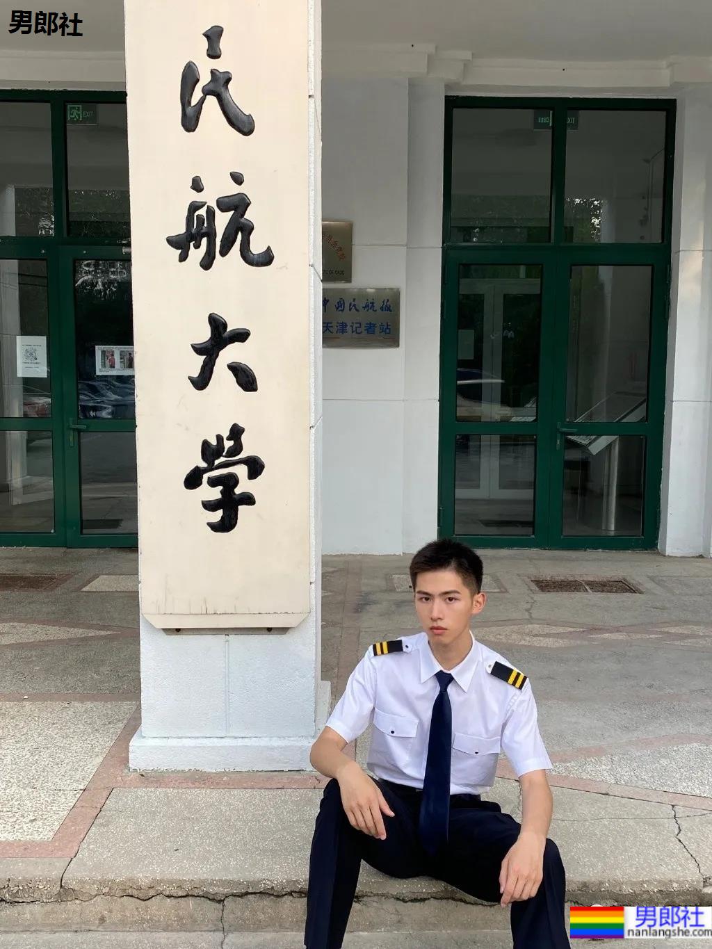 民航大学清秀干净的空少小哥，他穿制服的样子太A了！ - 51虹马
