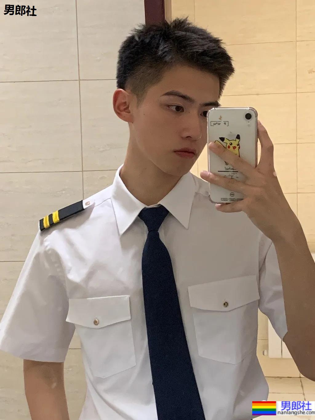 民航大学清秀干净的空少小哥，他穿制服的样子太A了！ - 51虹马