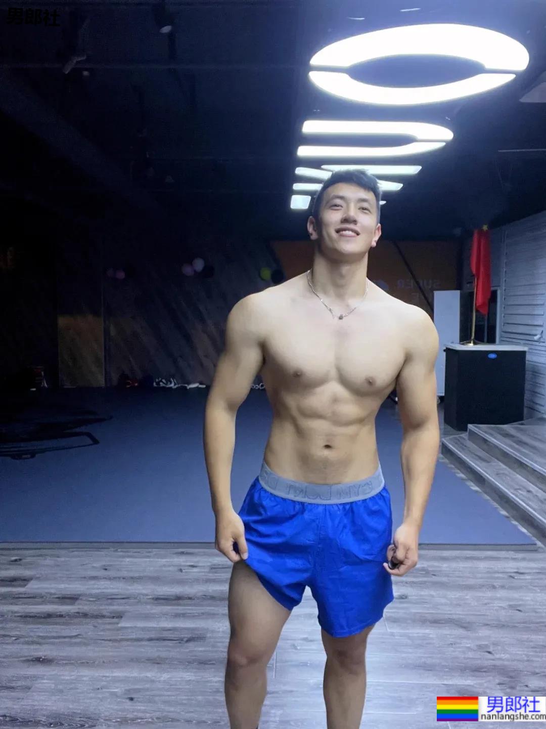 发掘健身房肌肉小哥，这身材让我酸成了柠檬！-51虹马