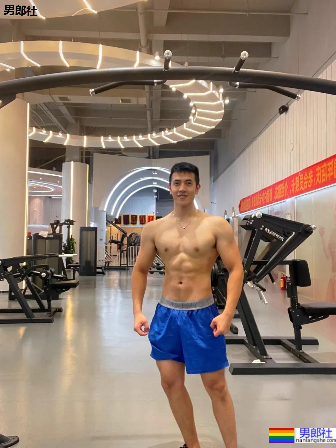 发掘健身房肌肉小哥，这身材让我酸成了柠檬！ - 51虹马