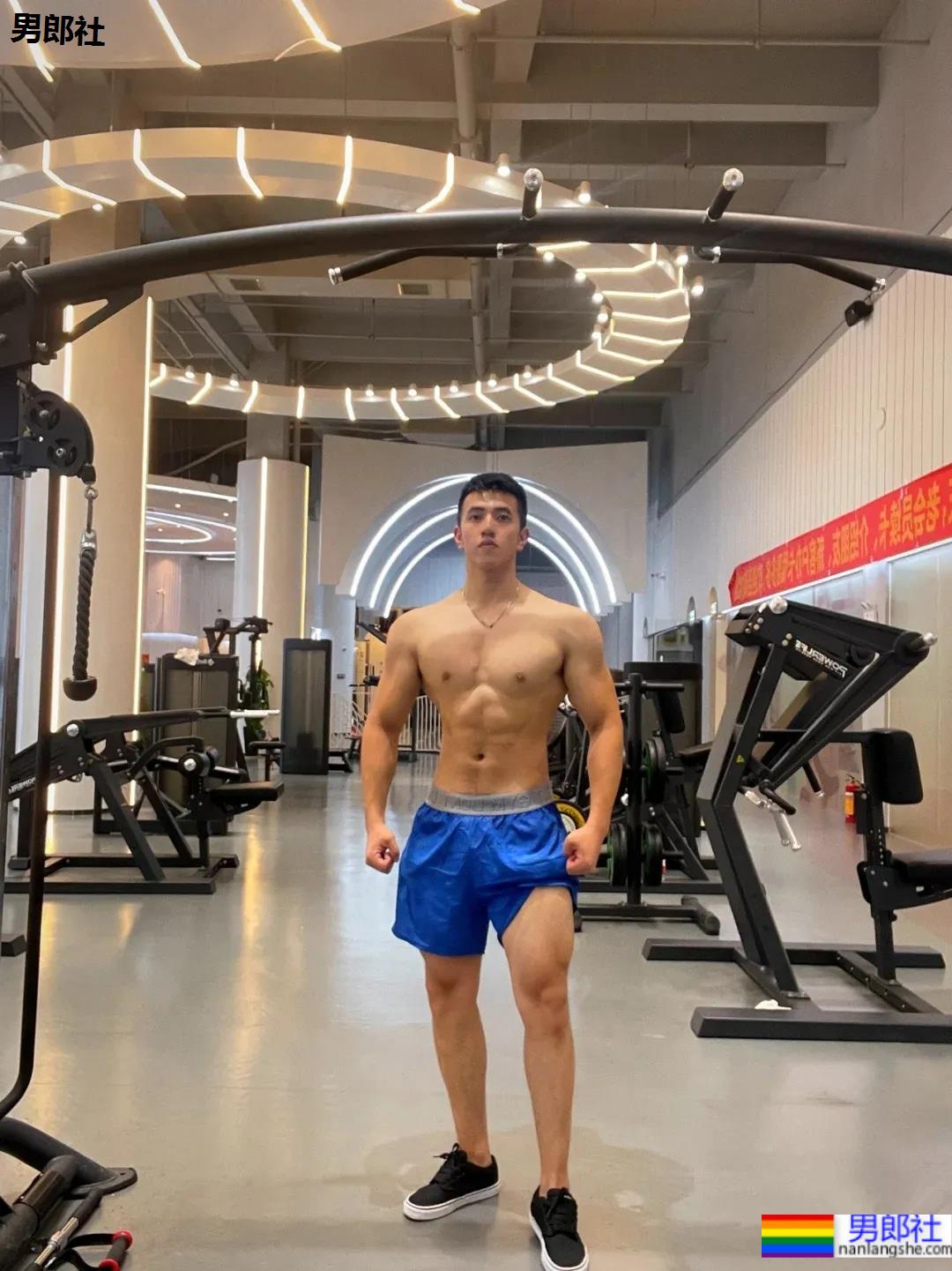 发掘健身房肌肉小哥，这身材让我酸成了柠檬！ - 51虹马
