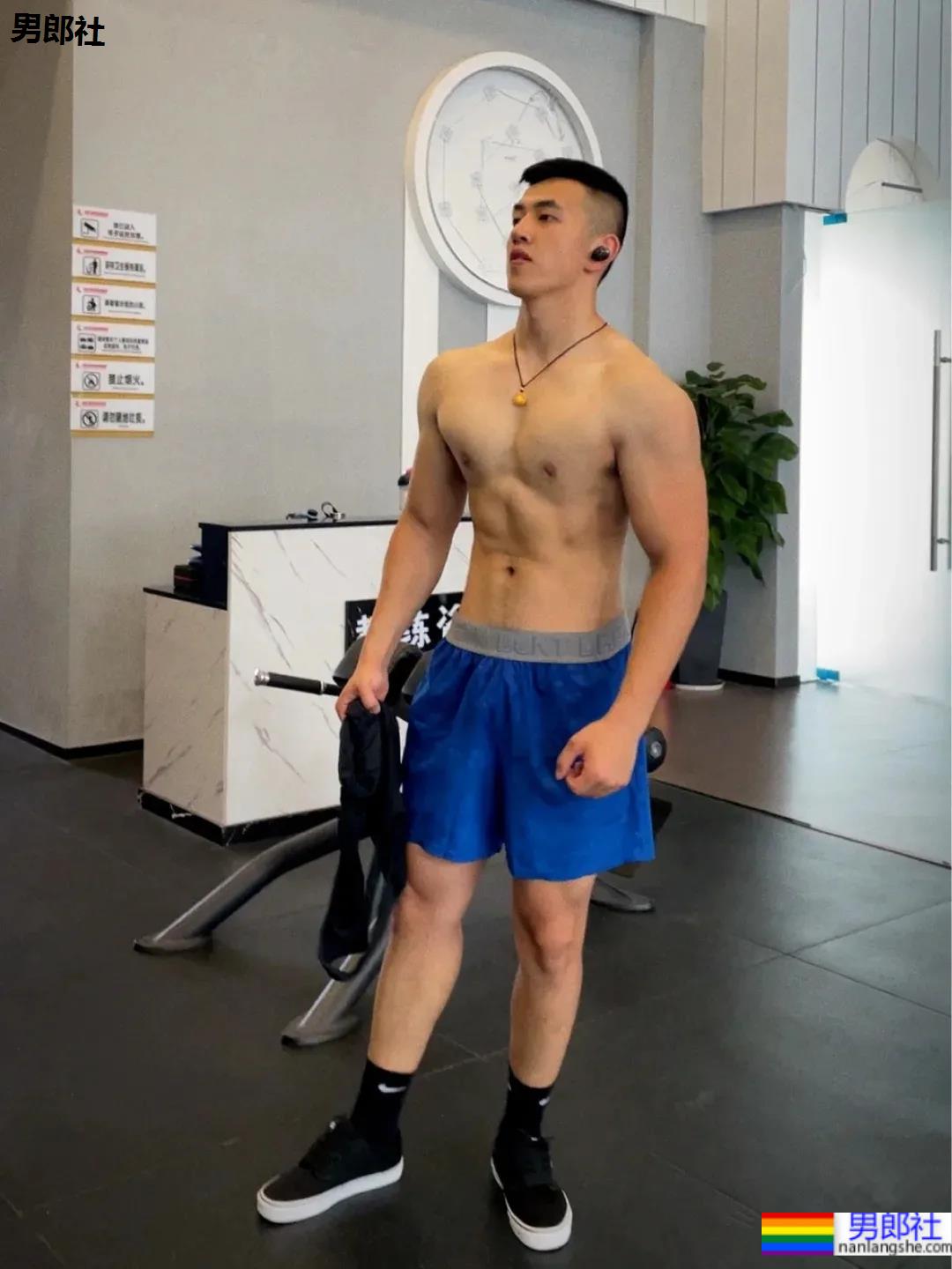 发掘健身房肌肉小哥，这身材让我酸成了柠檬！ - 51虹马