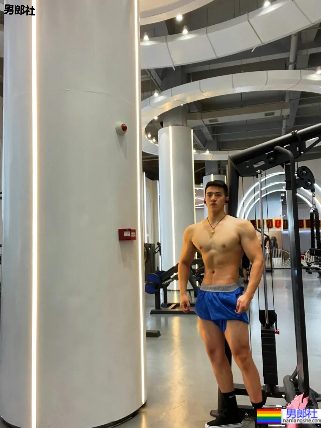 发掘健身房肌肉小哥，这身材让我酸成了柠檬！ - 51虹马