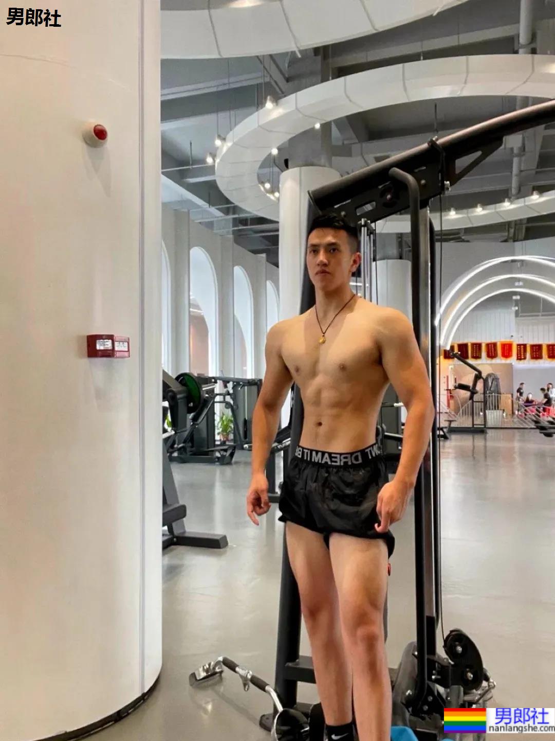 发掘健身房肌肉小哥，这身材让我酸成了柠檬！ - 51虹马