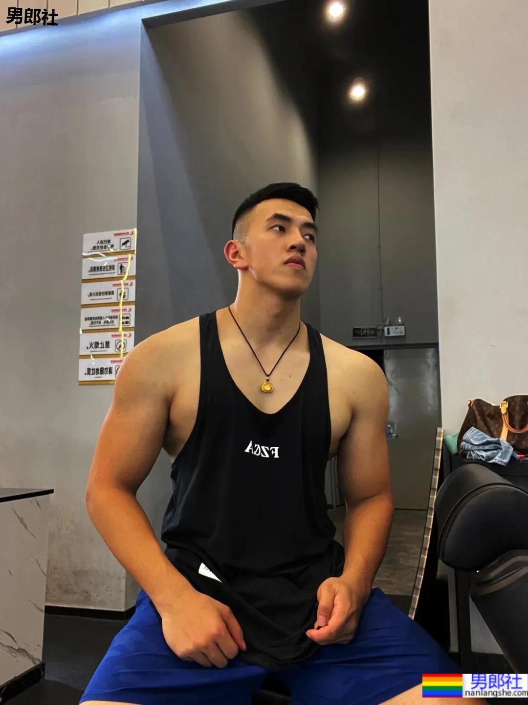 发掘健身房肌肉小哥，这身材让我酸成了柠檬！ - 51虹马