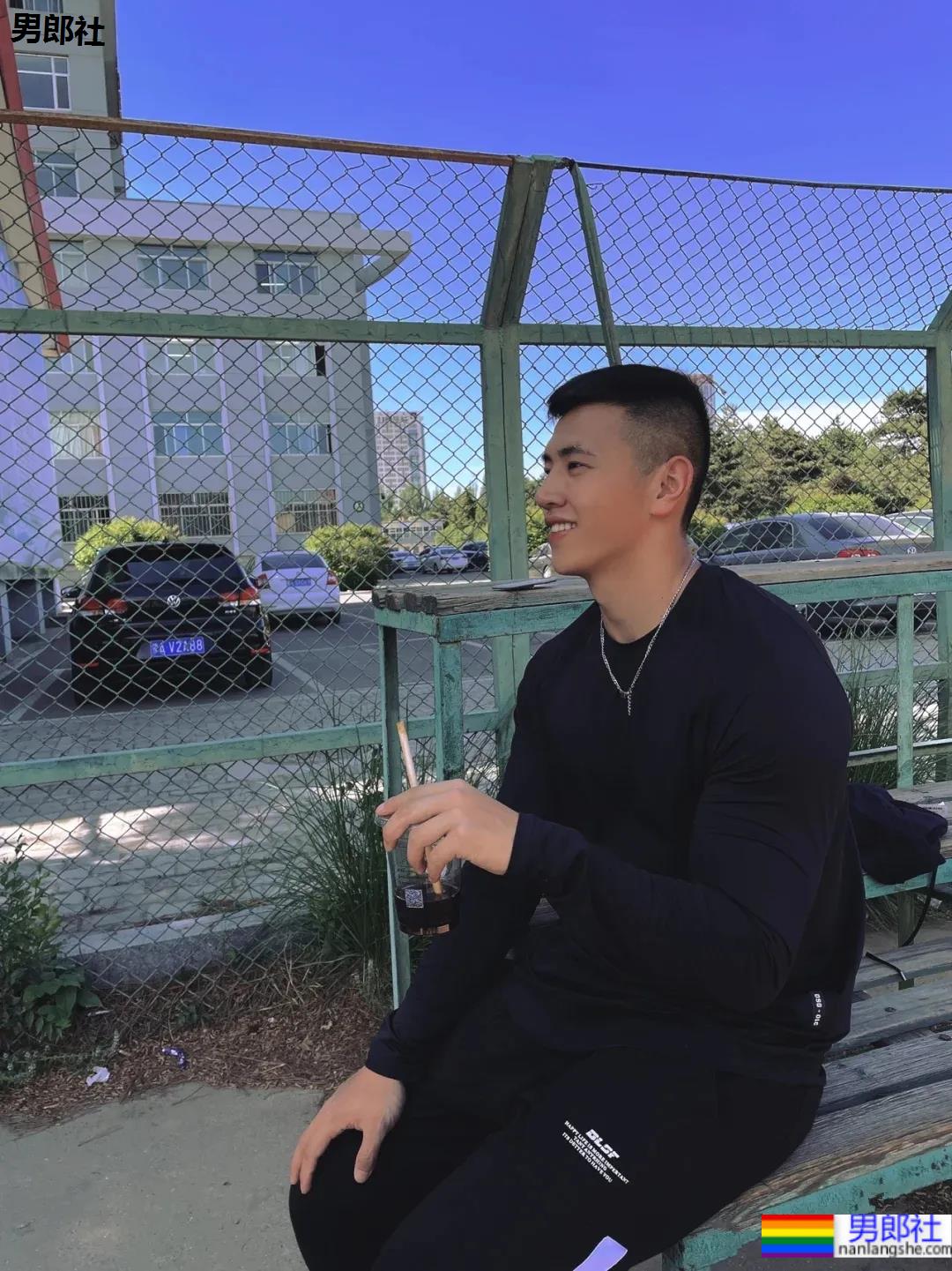 发掘健身房肌肉小哥，这身材让我酸成了柠檬！ - 51虹马