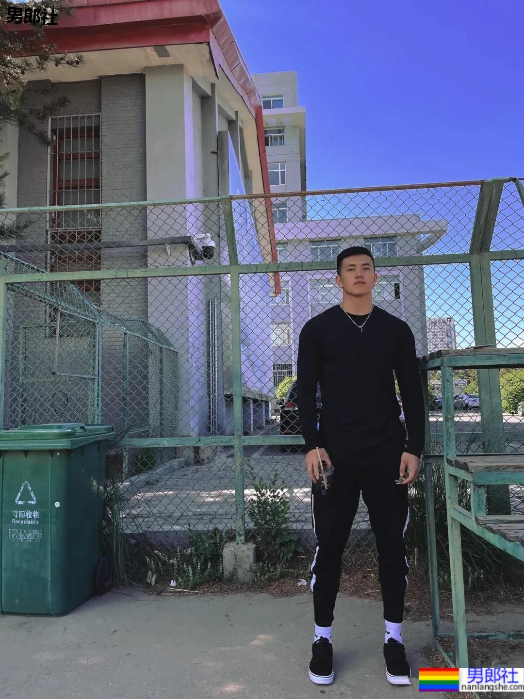 发掘健身房肌肉小哥，这身材让我酸成了柠檬！ - 51虹马