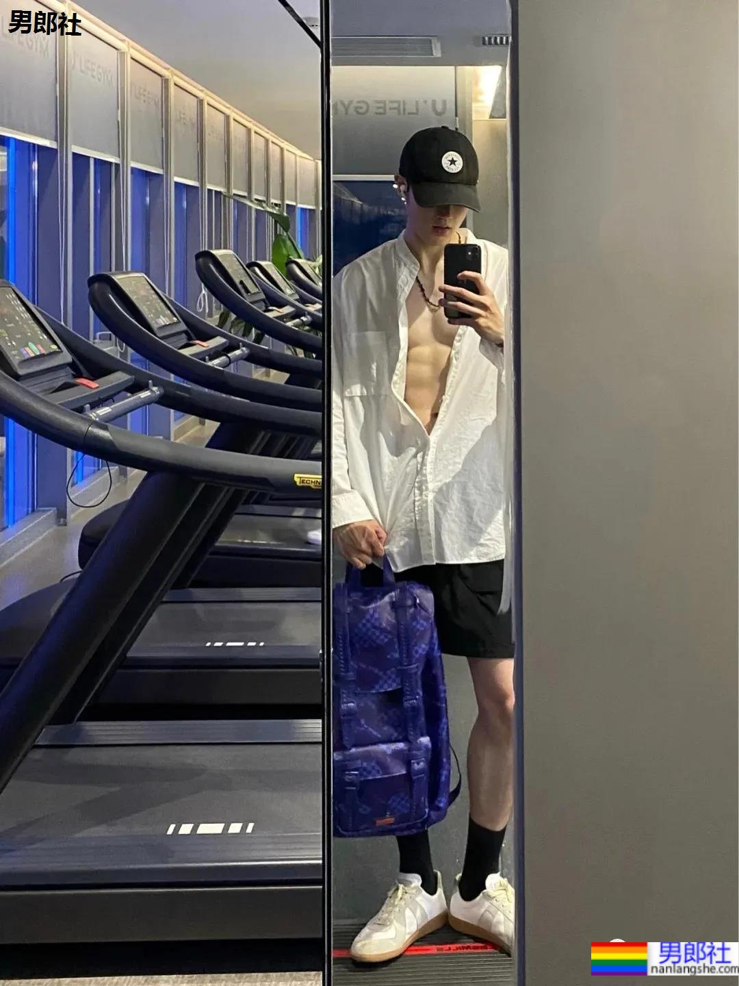 运动裤腹肌小哥最爱健身房对镜自拍! - 51虹马 运动裤腹肌小哥最爱健身房对镜自拍! - 51虹马