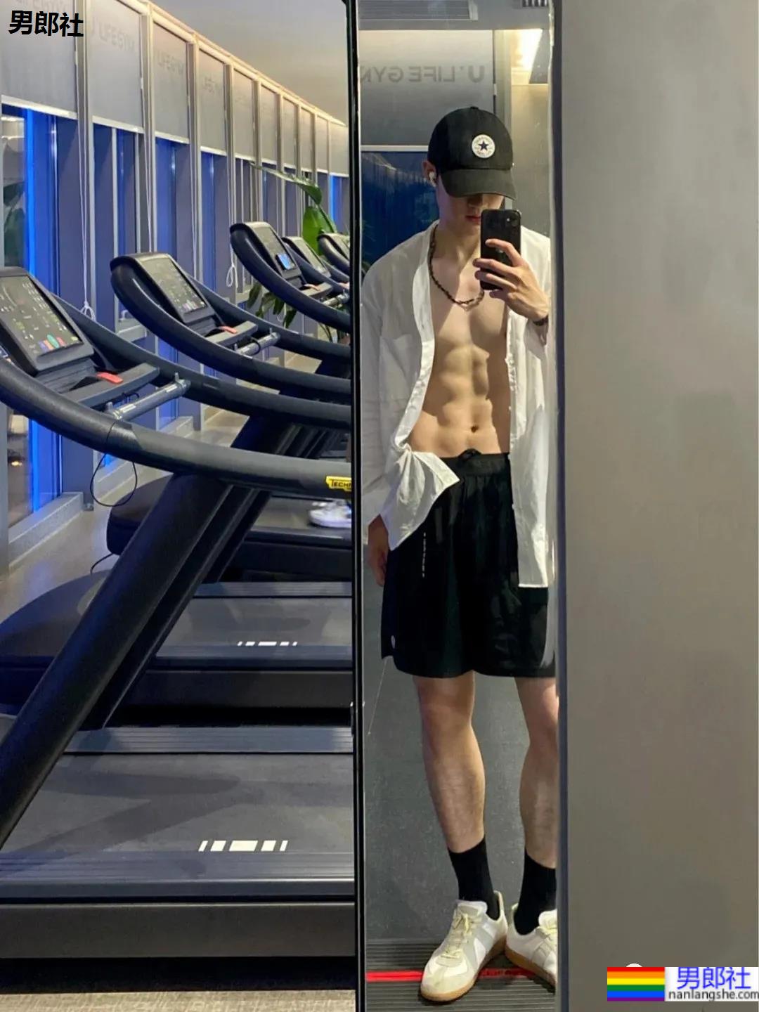 运动裤腹肌小哥最爱健身房对镜自拍! - 51虹马 运动裤腹肌小哥最爱健身房对镜自拍! - 51虹马