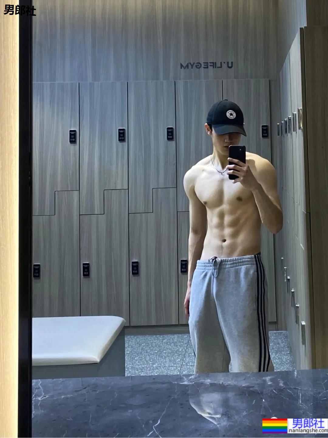 运动裤腹肌小哥最爱健身房对镜自拍! - 51虹马 运动裤腹肌小哥最爱健身房对镜自拍! - 51虹马