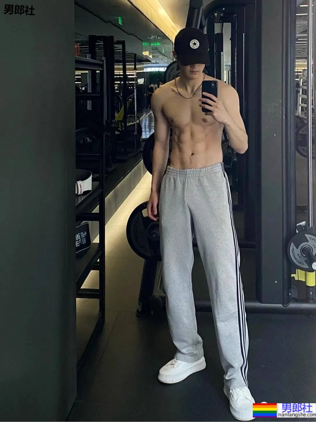 运动裤腹肌小哥最爱健身房对镜自拍! - 51虹马 运动裤腹肌小哥最爱健身房对镜自拍! - 51虹马