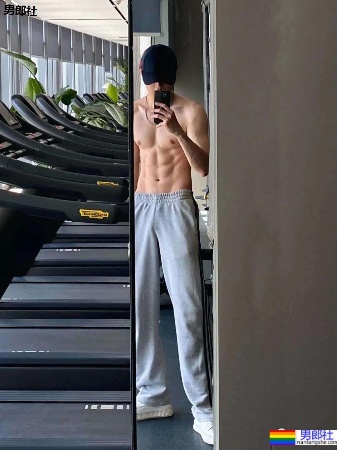 运动裤腹肌小哥最爱健身房对镜自拍! - 51虹马 运动裤腹肌小哥最爱健身房对镜自拍! - 51虹马