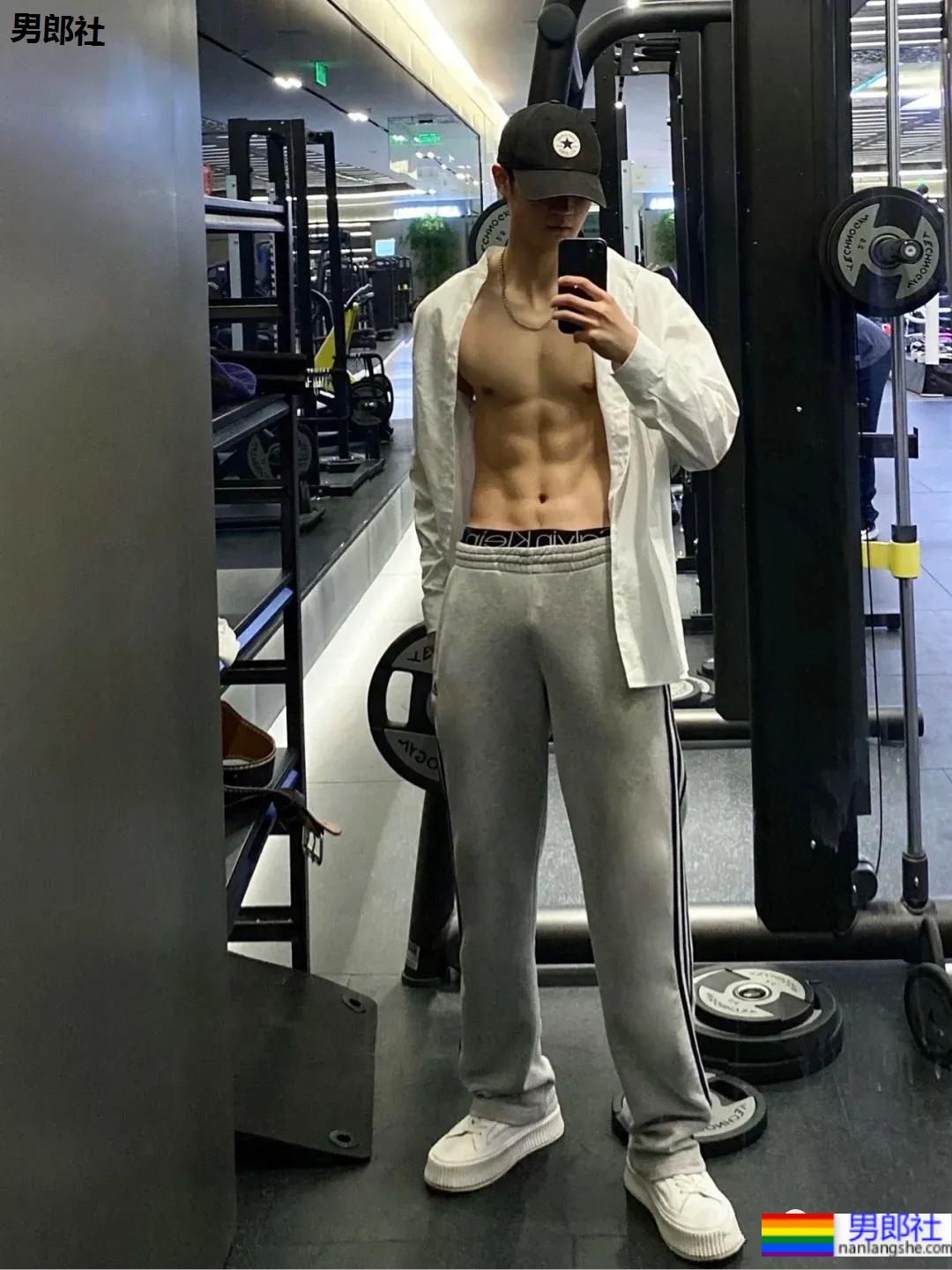 运动裤腹肌小哥最爱健身房对镜自拍! - 51虹马 运动裤腹肌小哥最爱健身房对镜自拍! - 51虹马