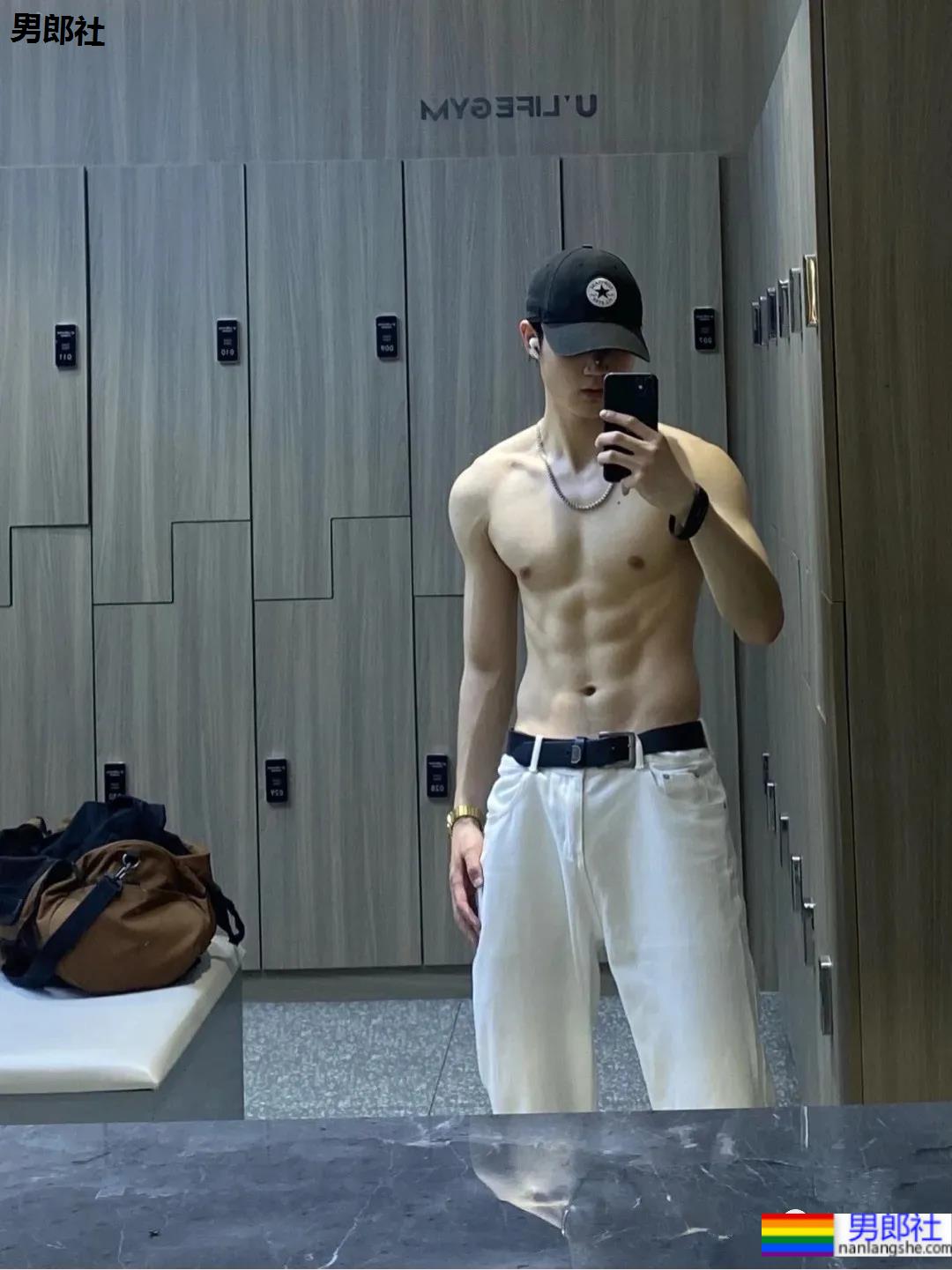 运动裤腹肌小哥最爱健身房对镜自拍! - 51虹马 运动裤腹肌小哥最爱健身房对镜自拍! - 51虹马