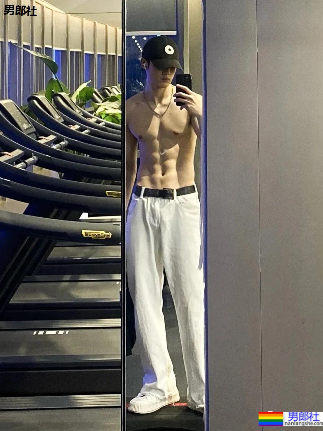 运动裤腹肌小哥最爱健身房对镜自拍! - 51虹马 运动裤腹肌小哥最爱健身房对镜自拍! - 51虹马