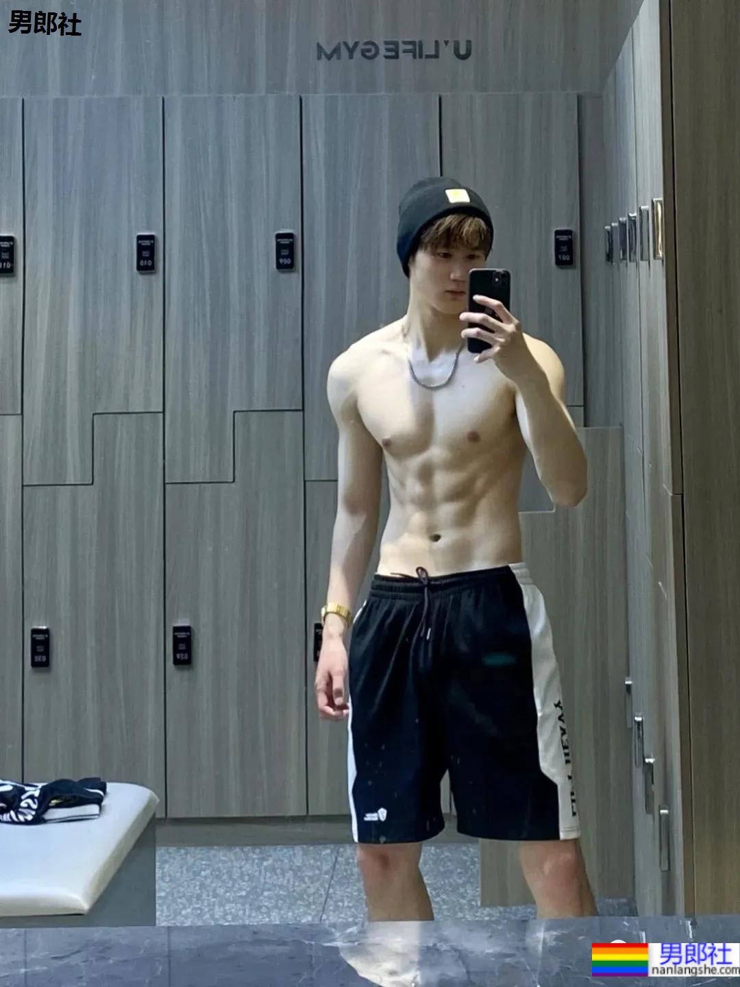 运动裤腹肌小哥最爱健身房对镜自拍! - 51虹马 运动裤腹肌小哥最爱健身房对镜自拍! - 51虹马