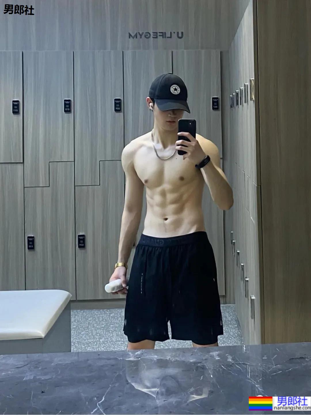 运动裤腹肌小哥最爱健身房对镜自拍! - 51虹马 运动裤腹肌小哥最爱健身房对镜自拍! - 51虹马