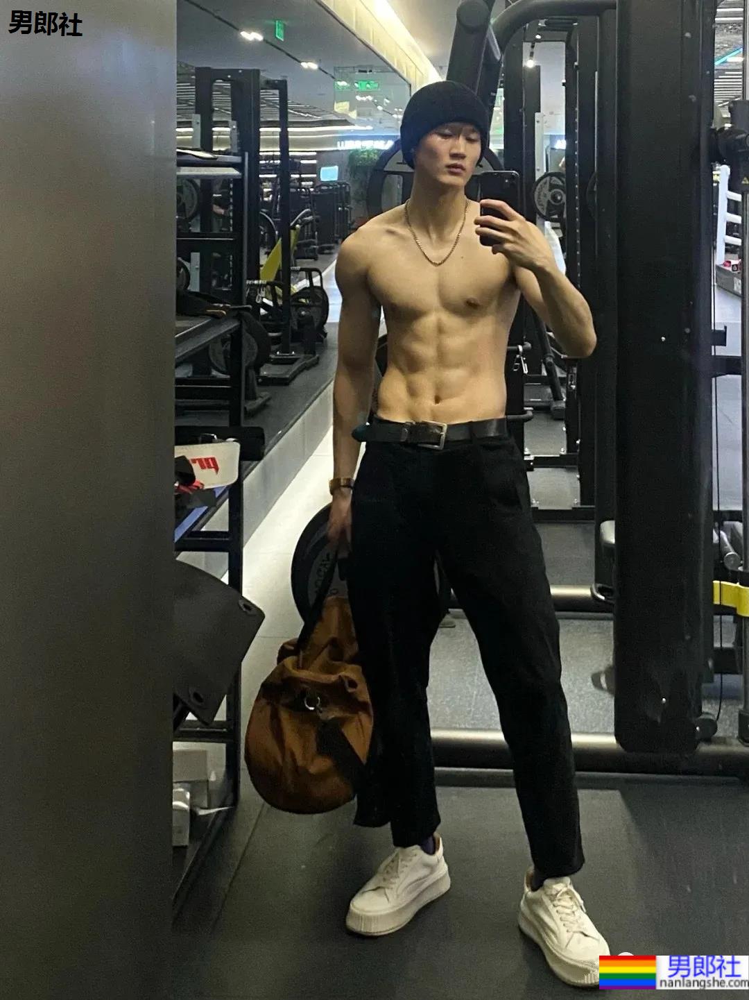 运动裤腹肌小哥最爱健身房对镜自拍! - 51虹马 运动裤腹肌小哥最爱健身房对镜自拍! - 51虹马