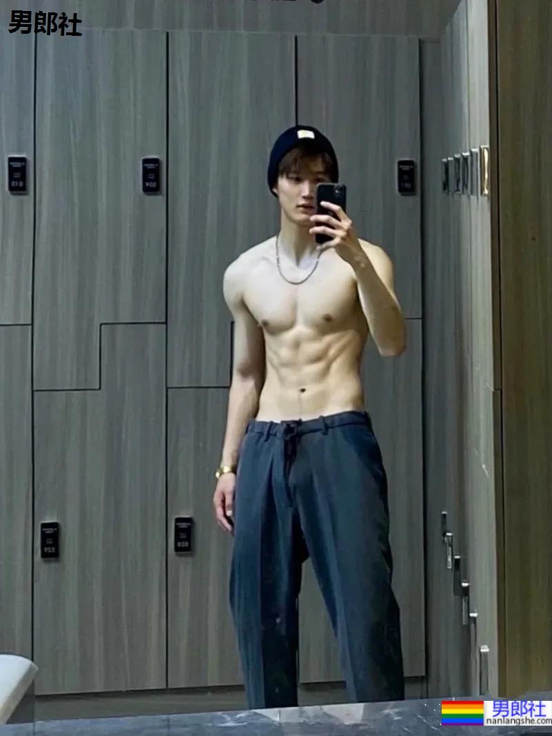 运动裤腹肌小哥最爱健身房对镜自拍! - 51虹马 运动裤腹肌小哥最爱健身房对镜自拍! - 51虹马