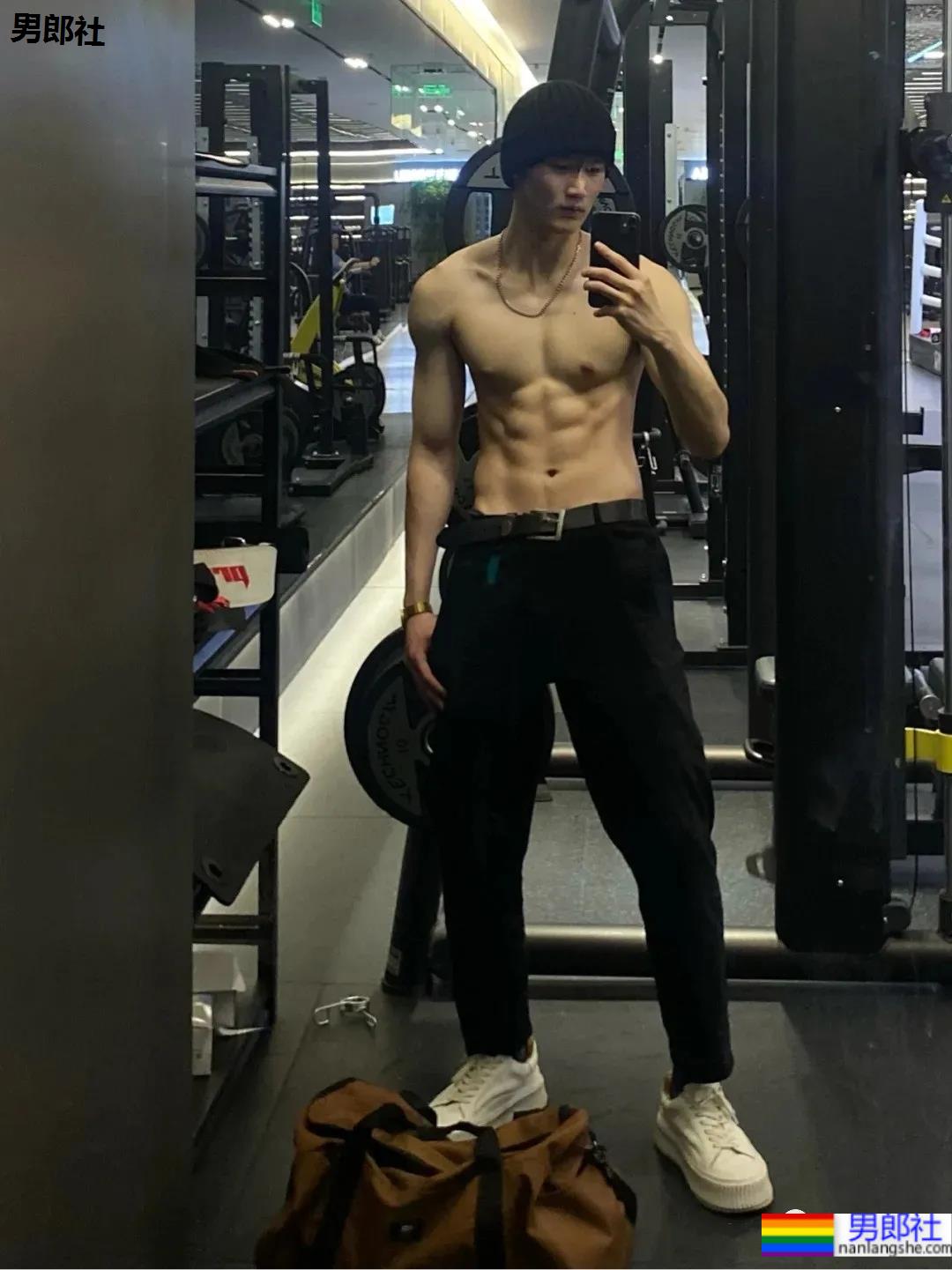 运动裤腹肌小哥最爱健身房对镜自拍! - 51虹马 运动裤腹肌小哥最爱健身房对镜自拍! - 51虹马