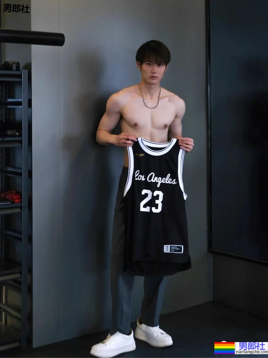 运动裤腹肌小哥最爱健身房对镜自拍! - 51虹马 运动裤腹肌小哥最爱健身房对镜自拍! - 51虹马