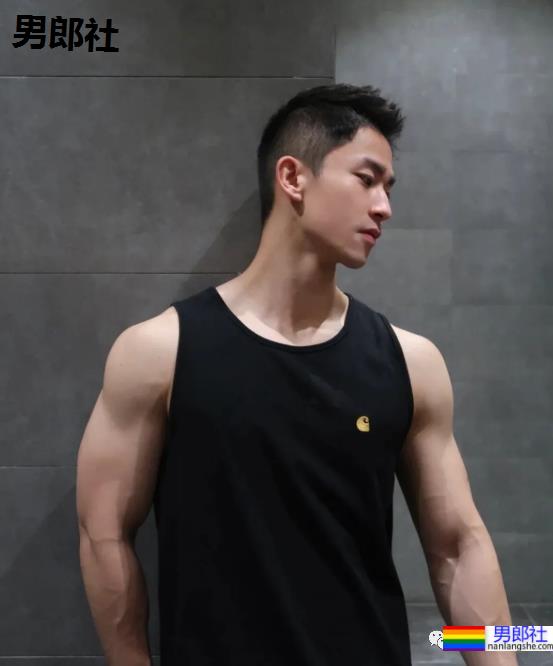 地铁偶遇超帅的肌肉男！没想到他职业是这个！ - 51虹马